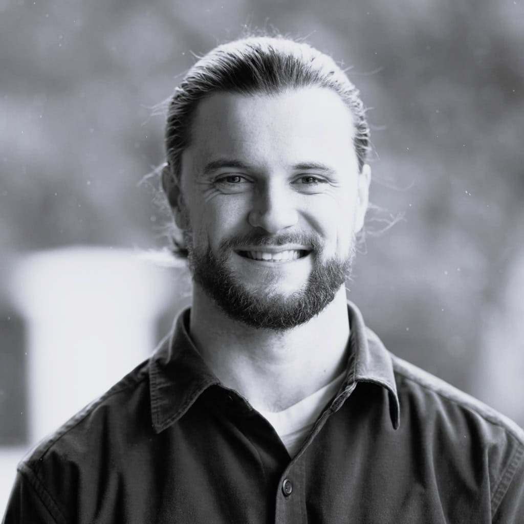 Image of smiling man named Hugo
